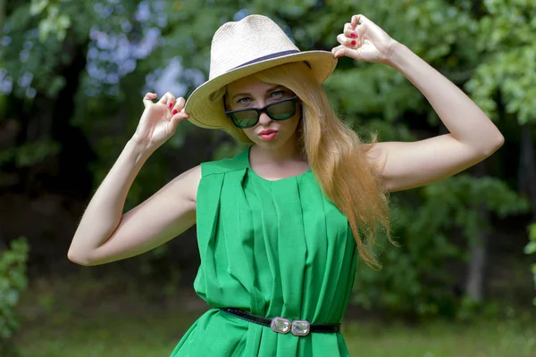 Chica Emocional Sombrero Vestido Verano Naturaleza — Foto de Stock