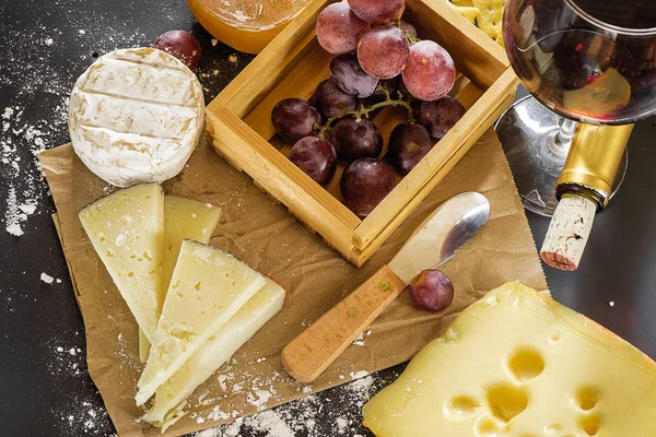 Käse Honig Und Traubenvielfalt Hautnah Auf Einem Holzgrund — Stockfoto