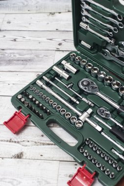 anahtarlarını ayarlamak için araba anahtarı set. Hafif ahşap arka plan üzerinde üstten görünüm.