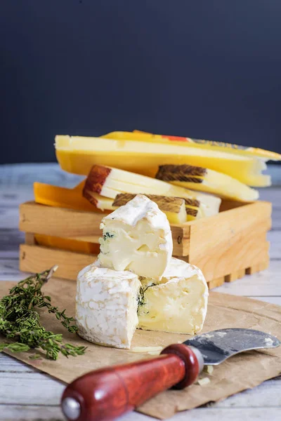 Queso Brie Primer Plano Con Cuchillo Especial Primer Plano Mesa —  Fotos de Stock