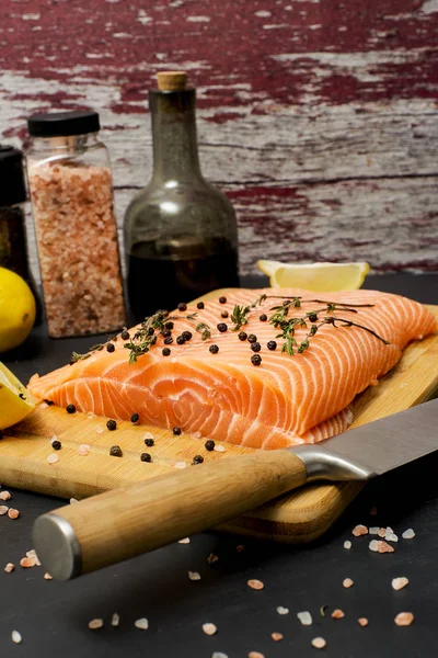 Salmón Recién Hecho Una Tabla Cortar Con Condimentos Cerca —  Fotos de Stock