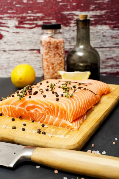 Salmón Recién Hecho Una Tabla Cortar Con Condimentos Cerca —  Fotos de Stock