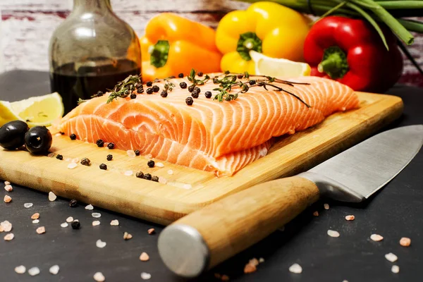 Salmón Recién Hecho Una Tabla Cortar Con Condimentos Cerca —  Fotos de Stock