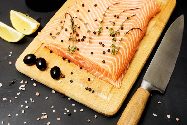 Freshly Made Salmon Cutting Board Seasonings Close — Stock Photo, Image