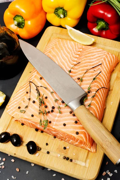 Vers Gemaakte Zalm Een Snijplank Met Kruiderijen Close — Stockfoto