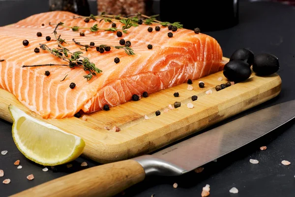 Freshly Made Salmon Cutting Board Seasonings Close — Stock Photo, Image