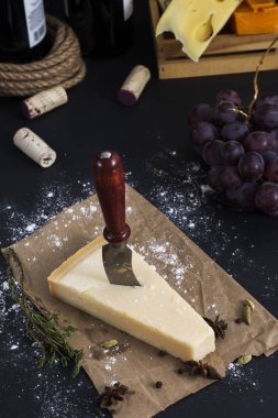 Parmesan peyniri ile özel bir arka plan siyah yakın çekim bıçakta