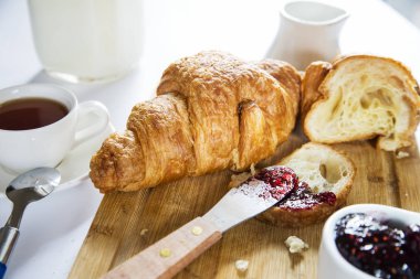 kruvasan ve sabah kahvaltı çay ve beyaz zemin üzerine reçel ile