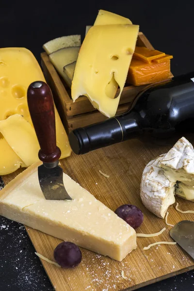 Formaggio Vario Sfondo Nero Una Tavola Legno Con Coltello — Foto Stock