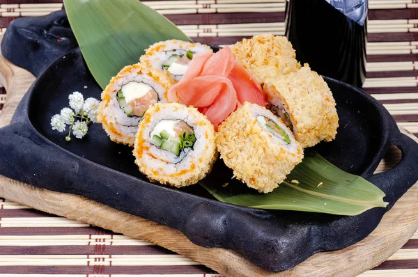 Japansk Sushi Tillagas Närbild — Stockfoto