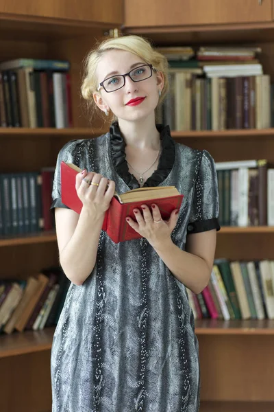 Retrato Uma Jovem Óculos Com Livro Biblioteca — Fotografia de Stock