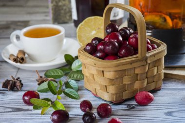 Sıcak baharatlı İsveç kirazı veya kızılcık çay bir fincan vitaminler yakın çekim çeşitli.