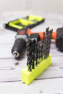 hafif bir arka plan tornavida ve matkaplar yakın çekim