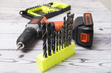 hafif bir arka plan tornavida ve matkaplar yakın çekim