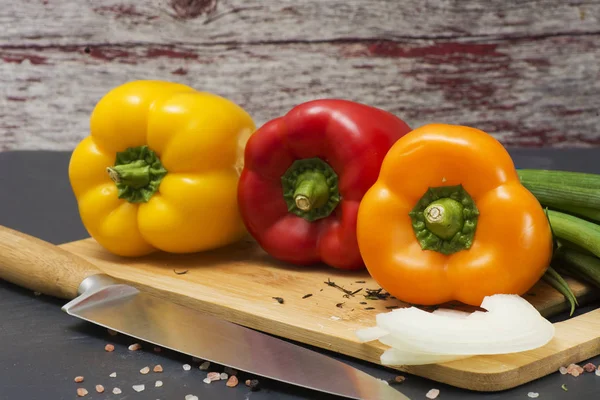 Colored Fresh Peppers Cutting Board Closeup — Stock Photo, Image