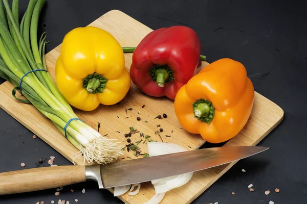 Colored Fresh Peppers Cutting Board Closeup — Stock Photo, Image