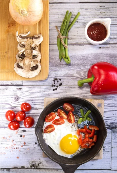 Huevos Revueltos Con Verduras Recién Preparadas Con Ingredientes Adicionales Sobre — Foto de Stock