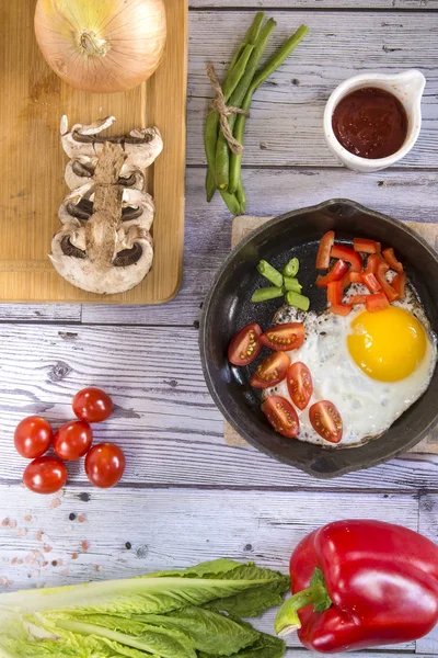 Huevos Revueltos Con Verduras Recién Preparadas Con Ingredientes Adicionales Sobre — Foto de Stock