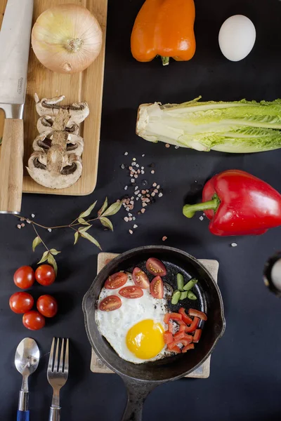 Huevos Revueltos Con Verduras Recién Preparadas Con Ingredientes Adicionales Sobre — Foto de Stock