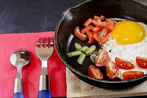 Huevos Revueltos Con Verduras Recién Preparadas Con Ingredientes Adicionales Sobre — Foto de Stock