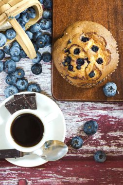 Böğürtlenli kek ve kahve kahvaltı vintage arka planda, üstten görünüm olarak.