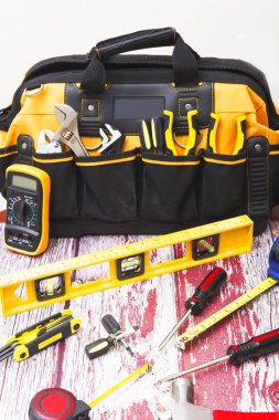 vintage yere yakın çekim üzerinde çeşitli araçları ile çanta