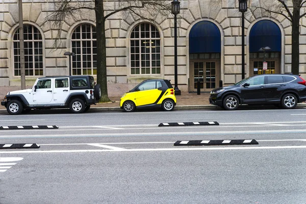 Voiture Compacte Dans Parking Prend Peu Place Attire Attention — Photo