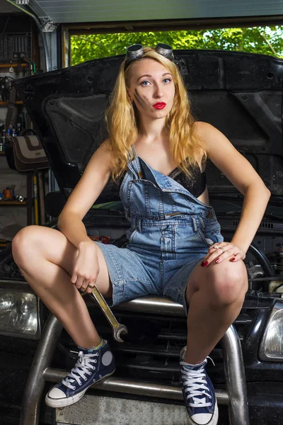 Miła Dziewczyna Auto Mechanik Garażu Uszkodzony Samochód — Zdjęcie stockowe