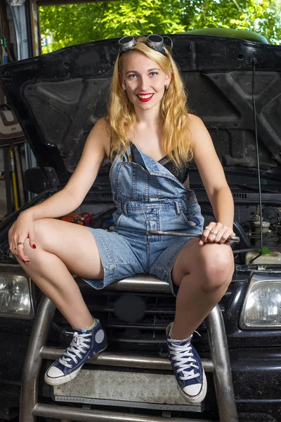 Nice Girl Auto Mechanic Garage Broken Car — Stock Photo, Image