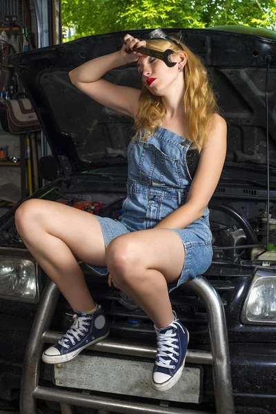 Nice Girl Auto Mechanic Garage Broken Car — Stock Photo, Image