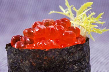 Kırmızı havyar ve sushimi'si yakın çekim makro