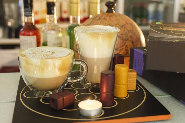 Café y capuchino en tazas — Foto de Stock