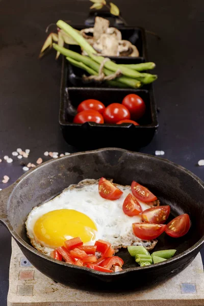 Huevos revueltos cocidos en sartén — Foto de Stock