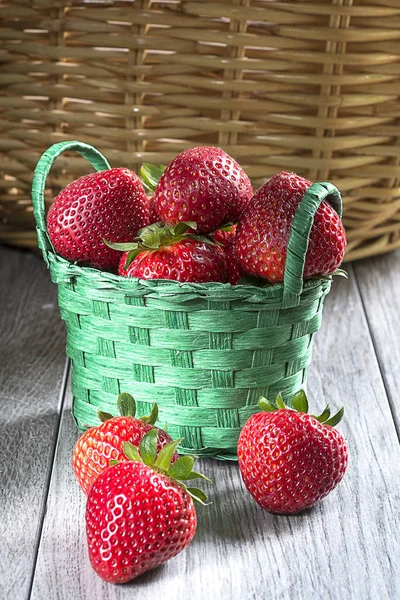 Fresas en canasta verde —  Fotos de Stock