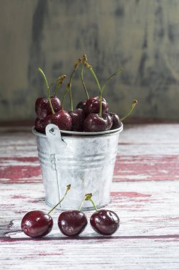 dokulu arka plan üzerinde kova kiraz