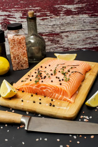 Red fish with lemon — Stock Photo, Image