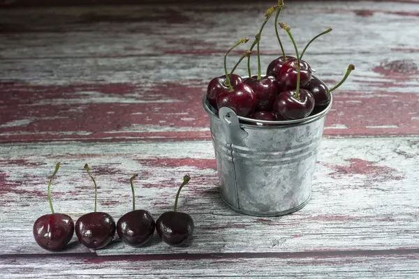 Cereza en cubo sobre fondo texturizado — Foto de Stock