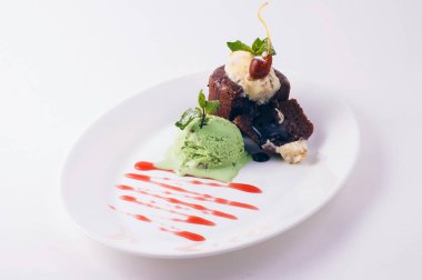  Kekler ve dondurma beyaz arka planda tabakta