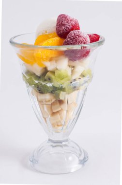 beyaz arkaplanda cam içinde meyve salatası