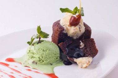 Beyaz arka planda tabakta kremalı pasta