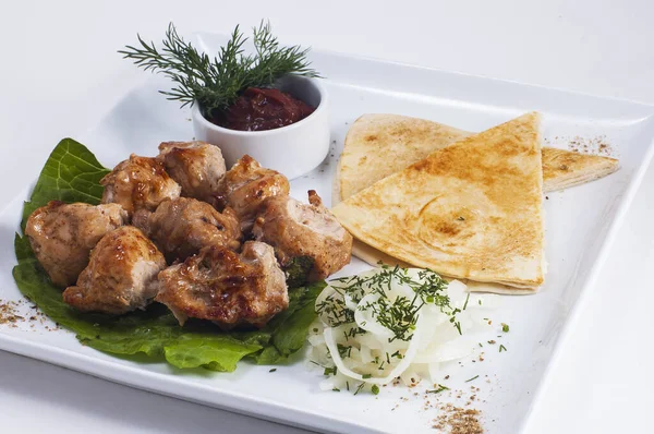 Filete Con Verduras Sobre Fondo Negro — Foto de Stock