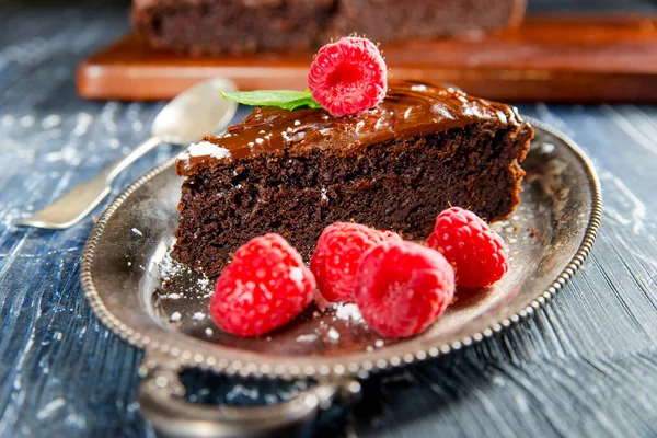 Pastel Chocolate Con Frambuesas Plato — Foto de Stock