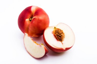 Beyaz arka planda olgun şeftaliler