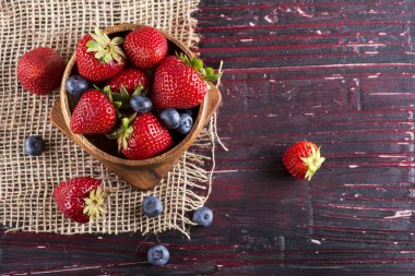 Çilek ve yaban mersini manzaralı.
