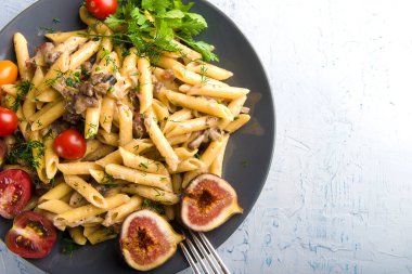 Soslu ve sebzeli geleneksel makarna.