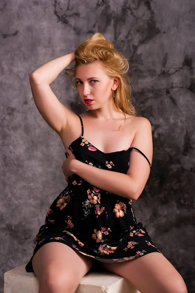 Portret Dziewczyny Krótkiej Sukience Studio — Zdjęcie stockowe