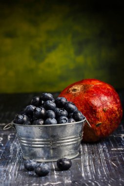 Renkli arkaplanda yabanmersini ve nar.