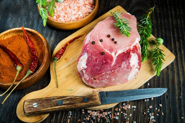 Carne Con Las Especias Tabla Cortar — Foto de Stock