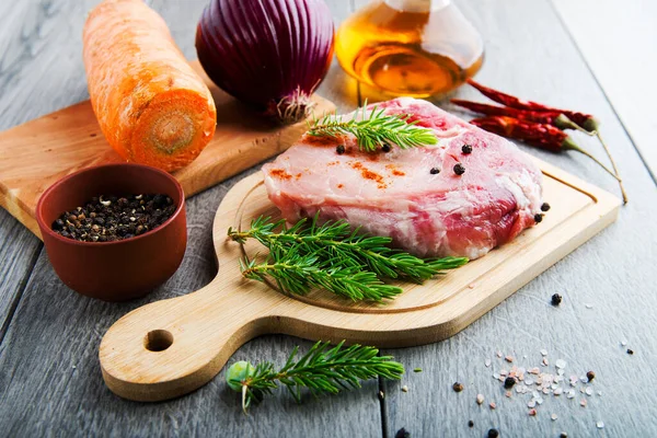 Carne Con Las Especias Tabla Cortar — Foto de Stock