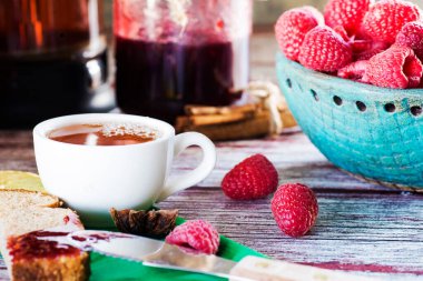 Ahududu çayı ve ahududu reçeli masaya.